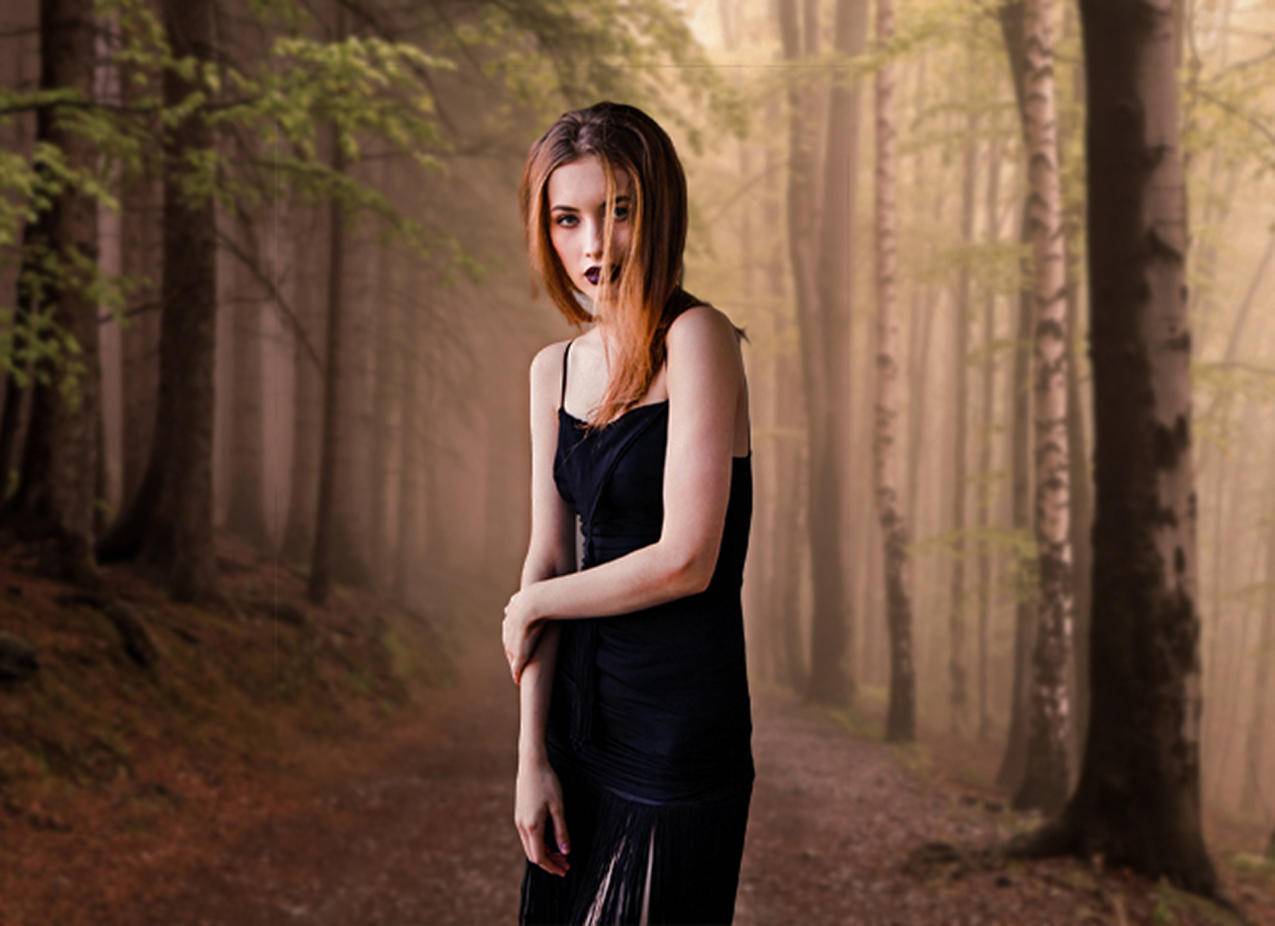 森林中的年轻女子肖像