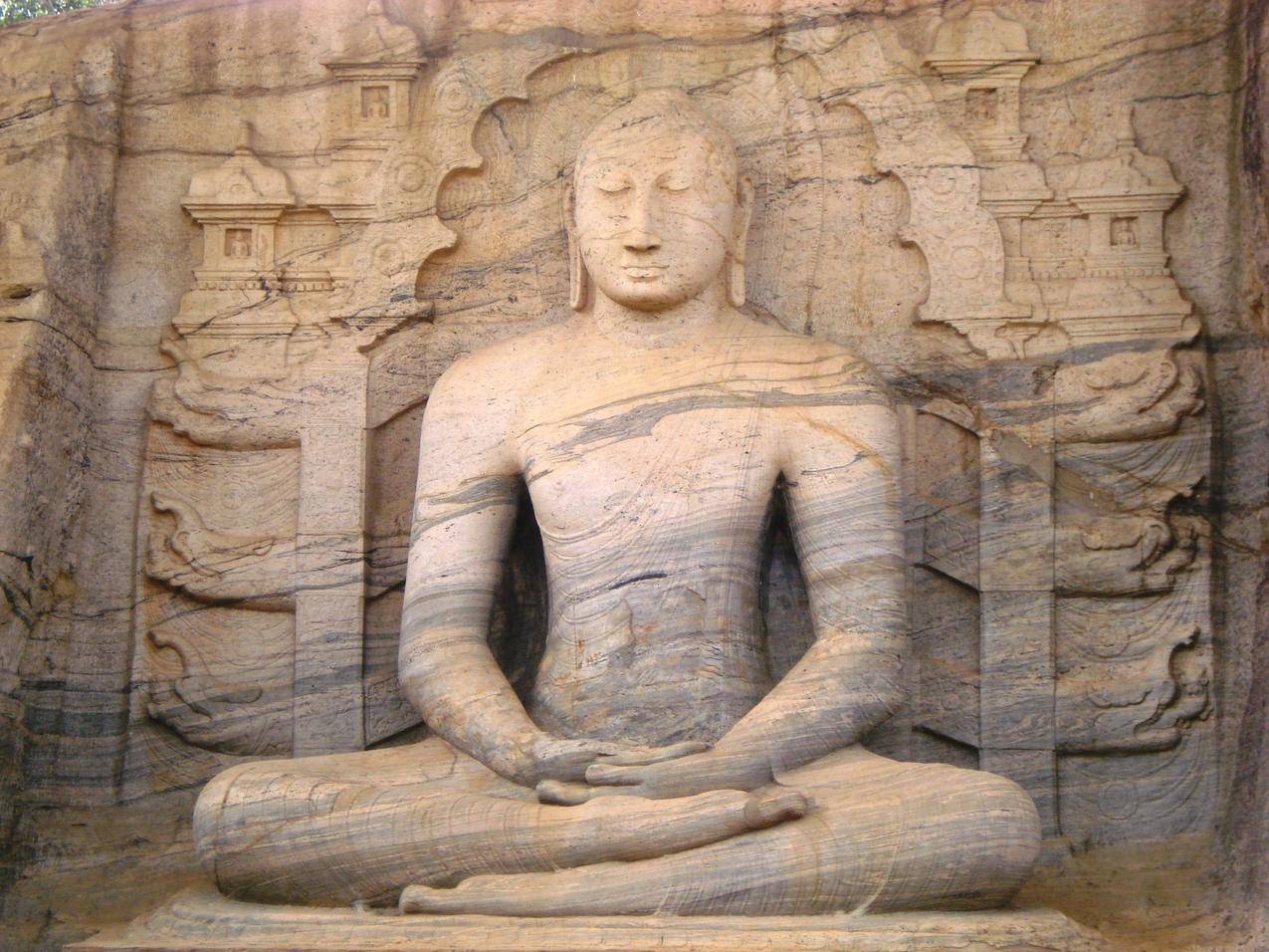 冥想打坐的佛像雕塑图片
