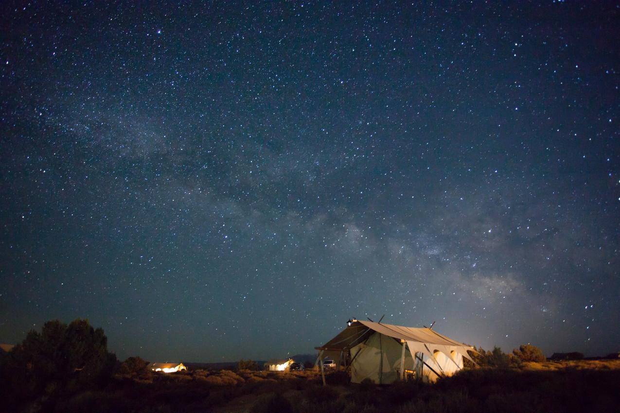 夜晚的星空与露营帐篷