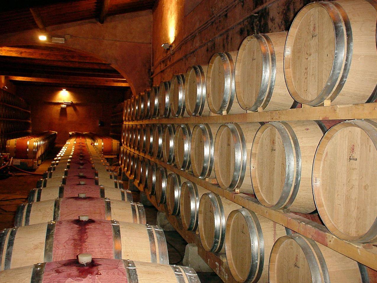 葡萄酒窖木酒桶高清图片
