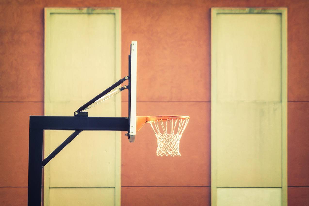 黑色金属篮球篮筐的浅对焦摄影