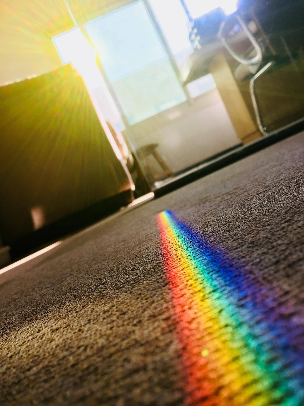 区域地毯上的彩虹色贴片