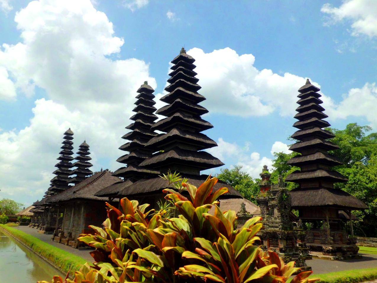 印尼巴厘岛的寺庙建筑舍利塔图片