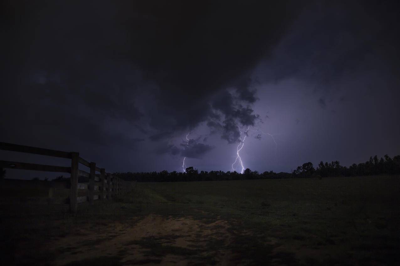 夜间雷击地面