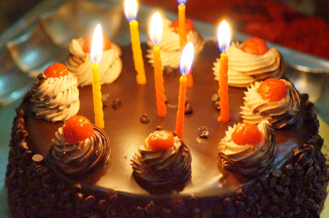 巧克力生日蛋糕与生日蜡烛