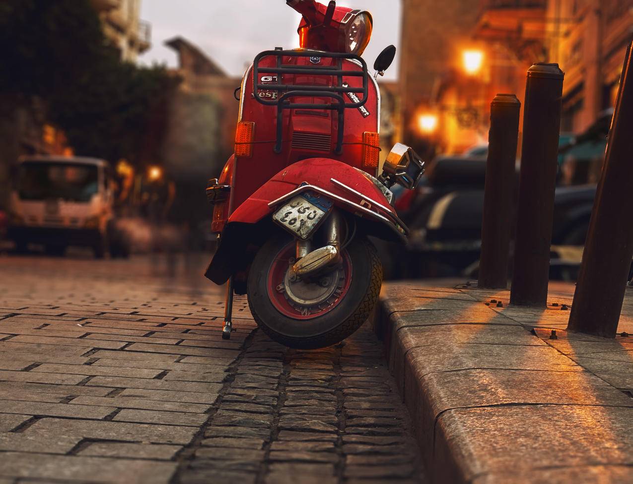 红色摩托车踏板车的选择性摄影