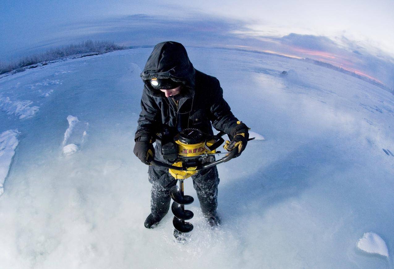 冬季景色素材一个人站在冰面上眺望着远方的天空身后的冰块晶莹剔透闪闪发光