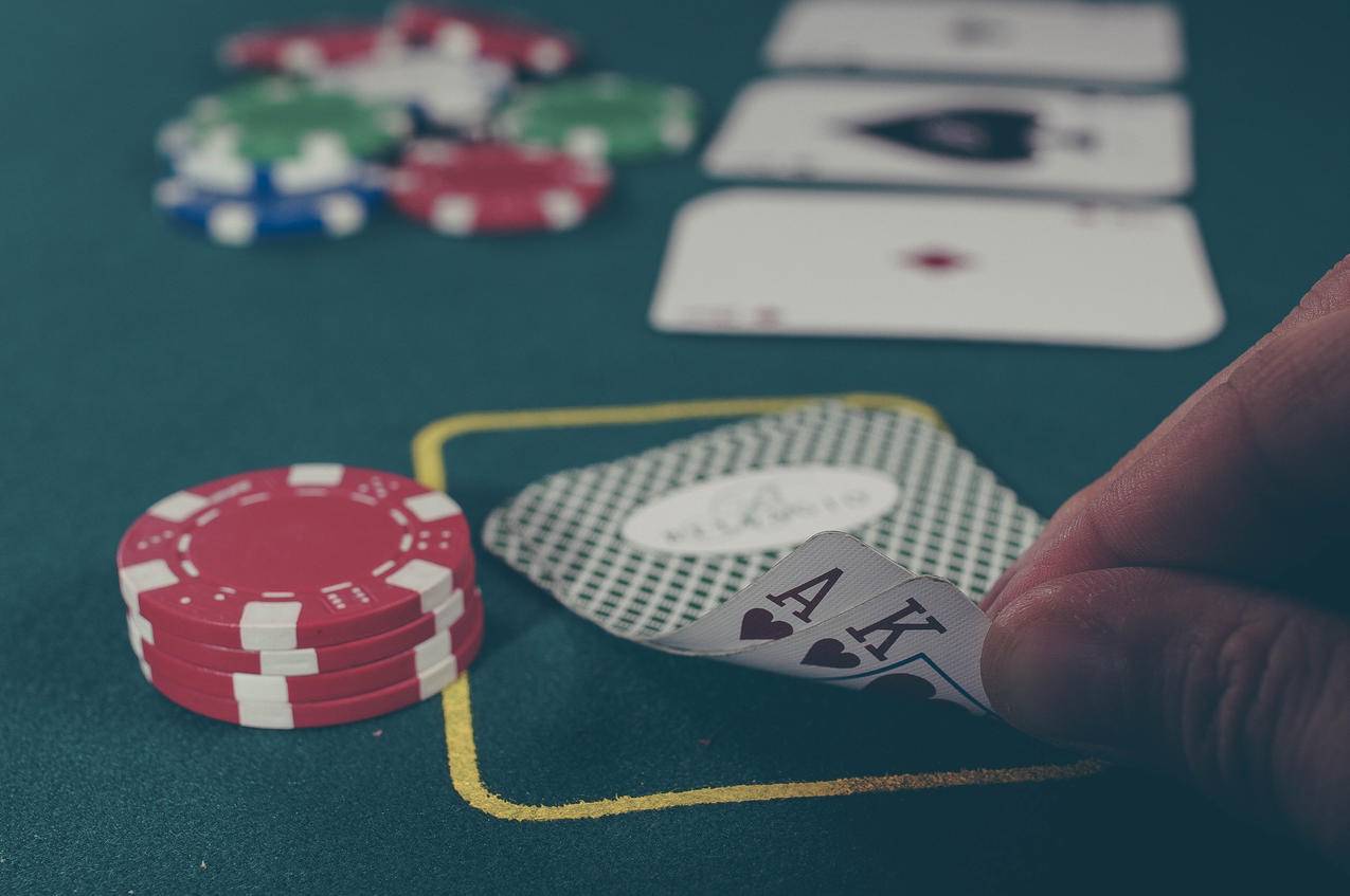 扑克赌博及筹码的图片