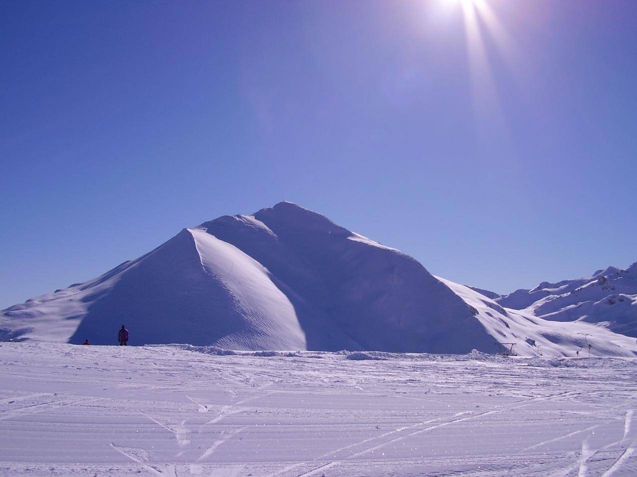 阳光照射,雪地雪山图片