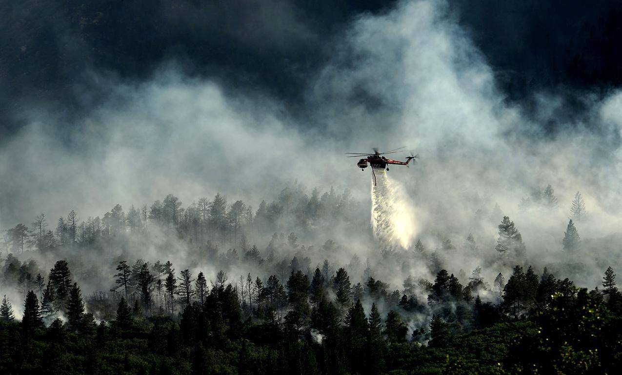 直升飞机灭火的高清图片