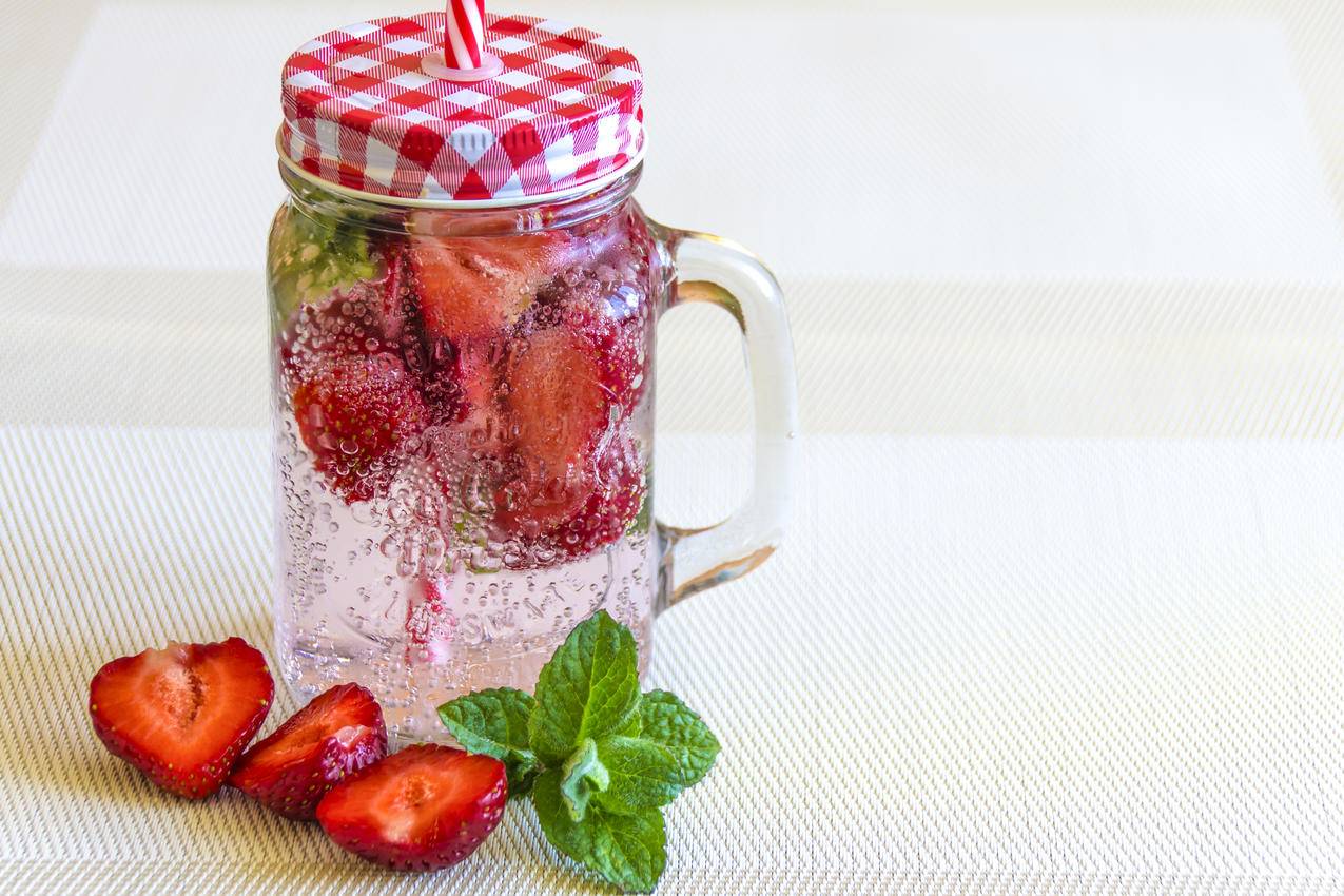 半透明玻璃容器中的Strawberry,Fruits,Sliced