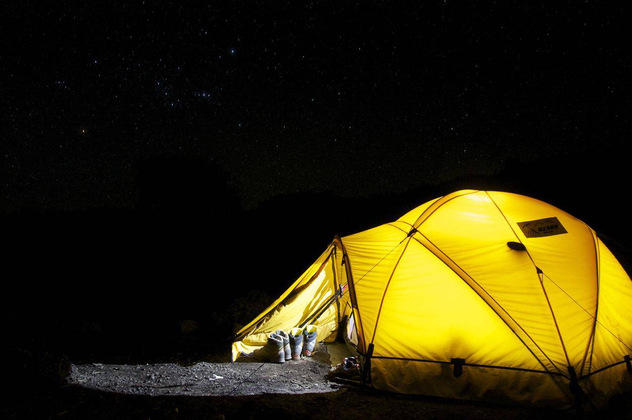 星夜黄色帐篷