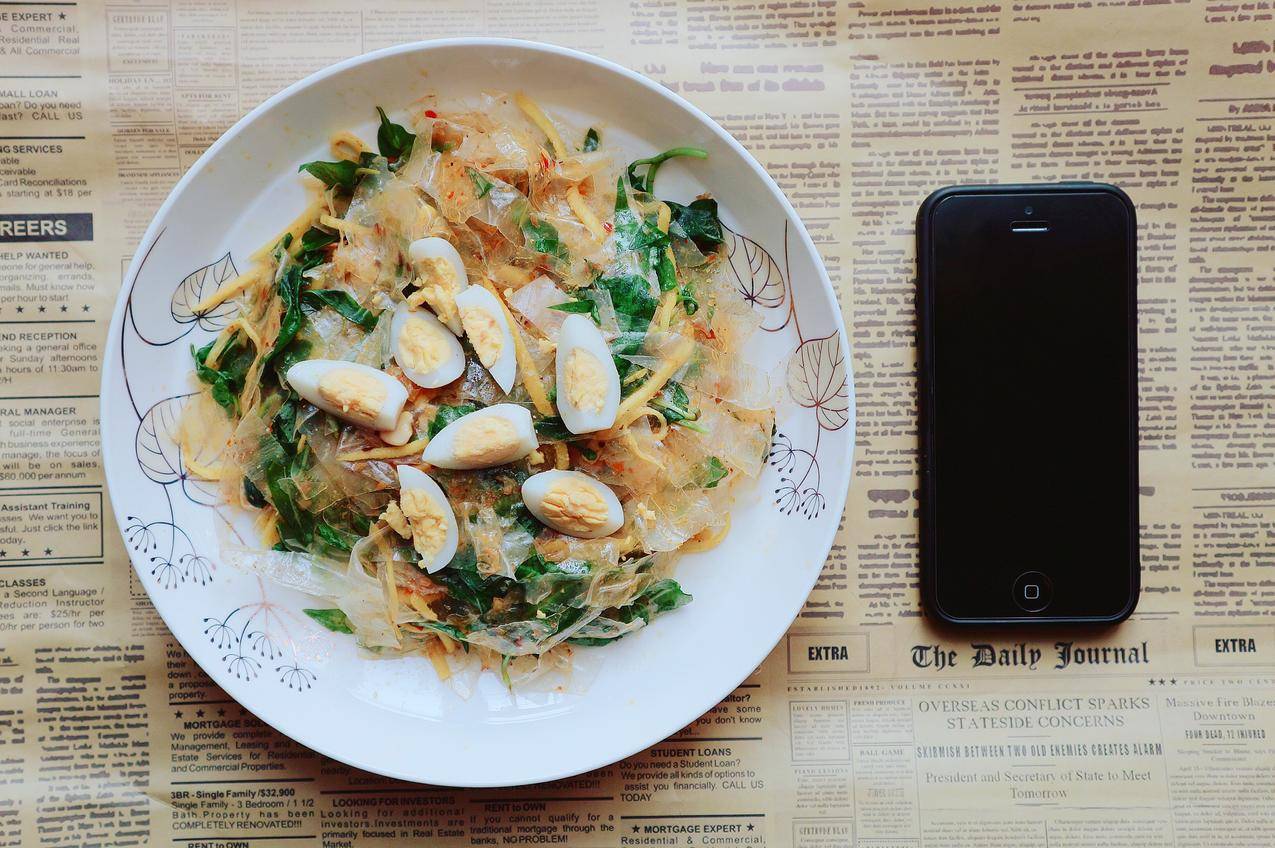 黑色iPhone,5附近的意大利面食盘子