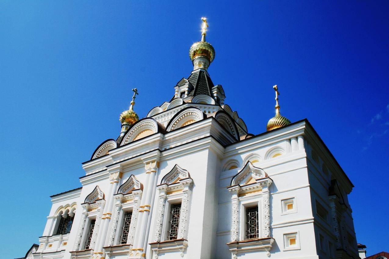 俄罗斯东正教白色的墙壁的教堂建筑