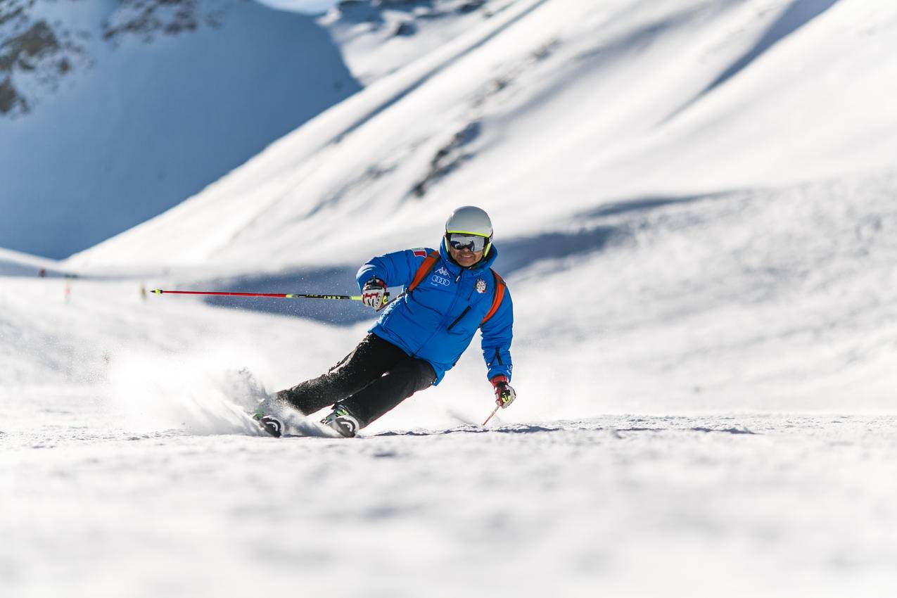 冬季男子雪地滑雪