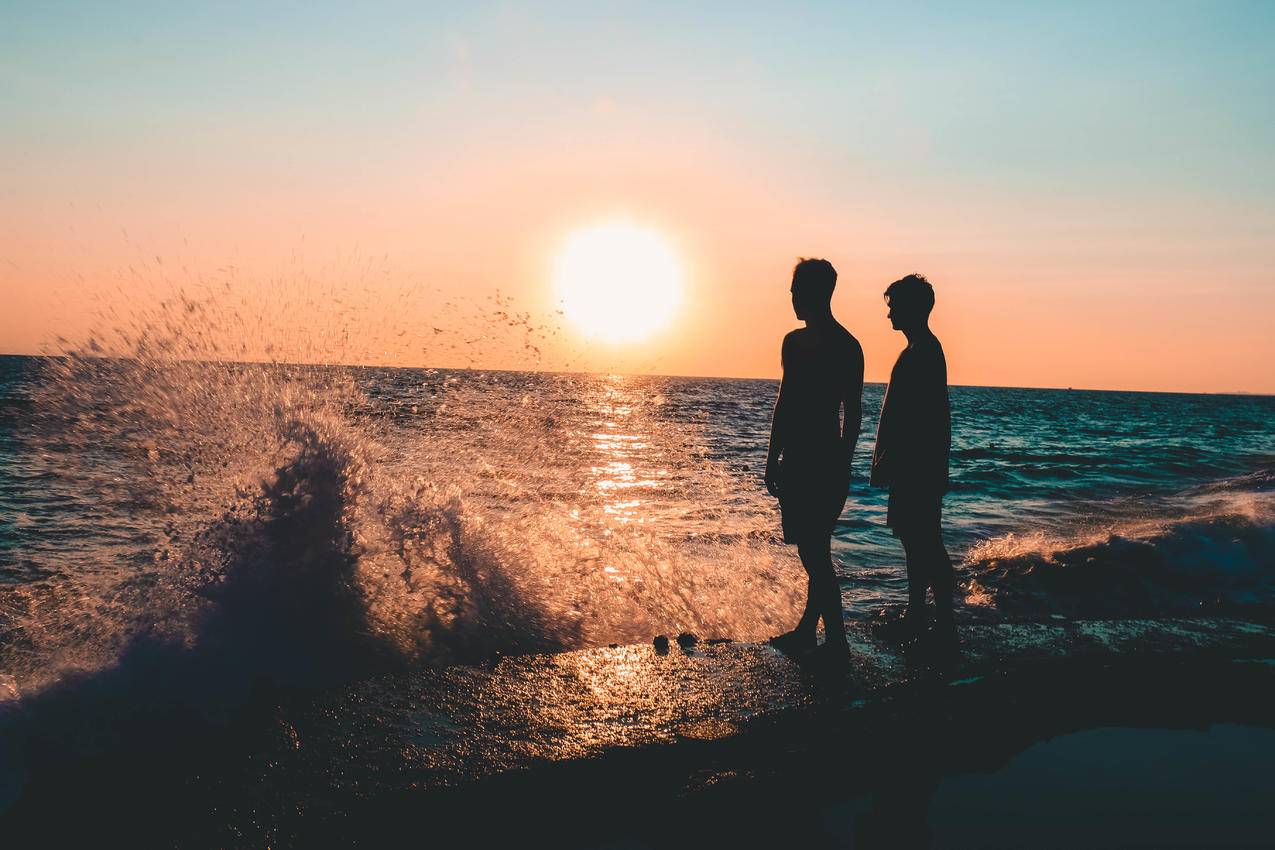 海边的一对情侣高清摄影大图-千库网