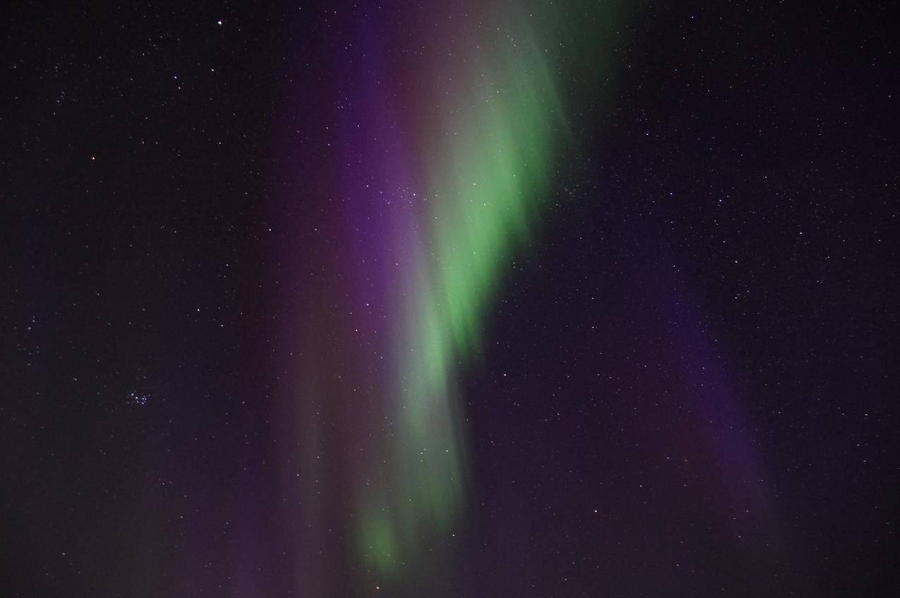 夜晚星空的北极光图片