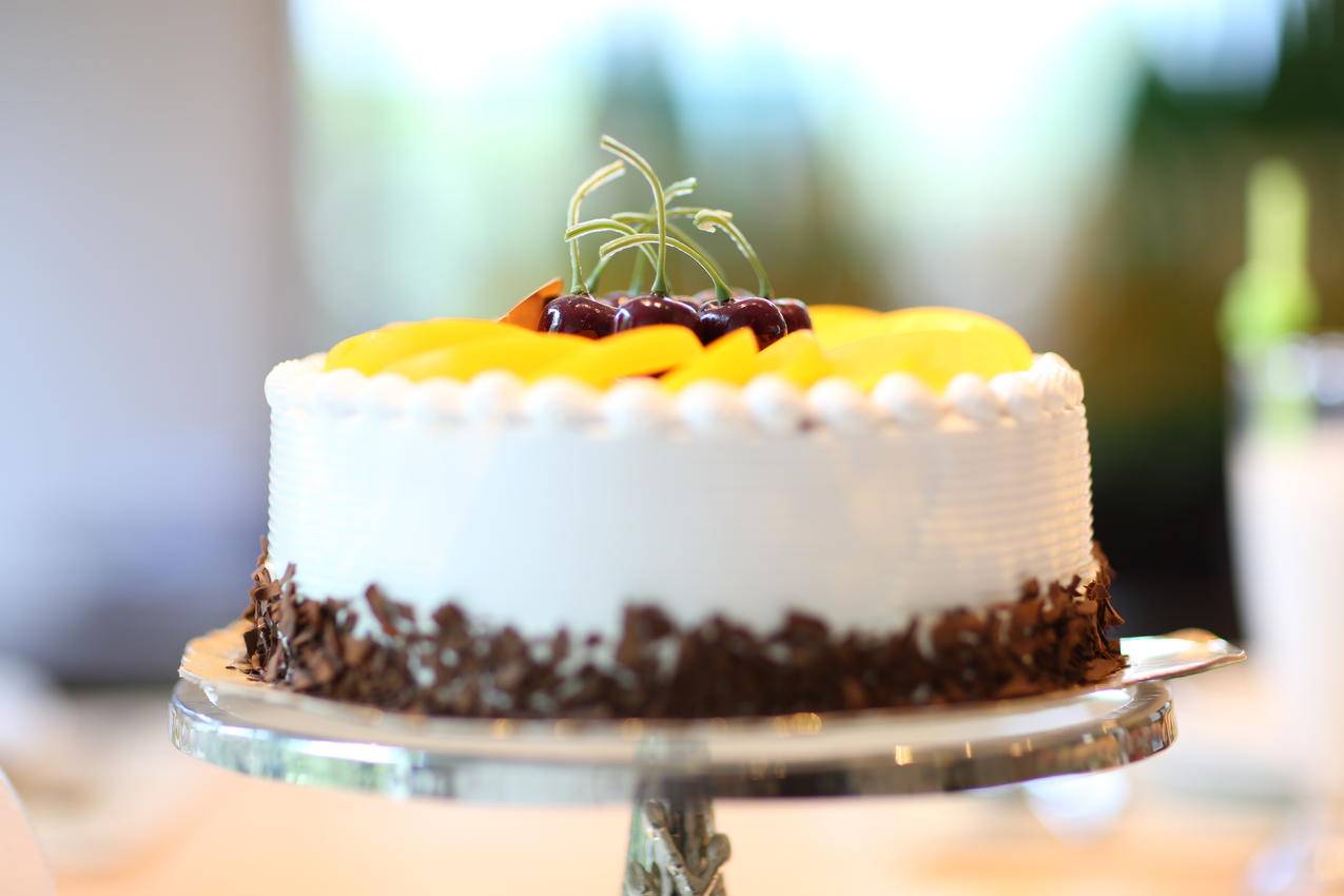 白圆形蛋糕配黄色薄片水果