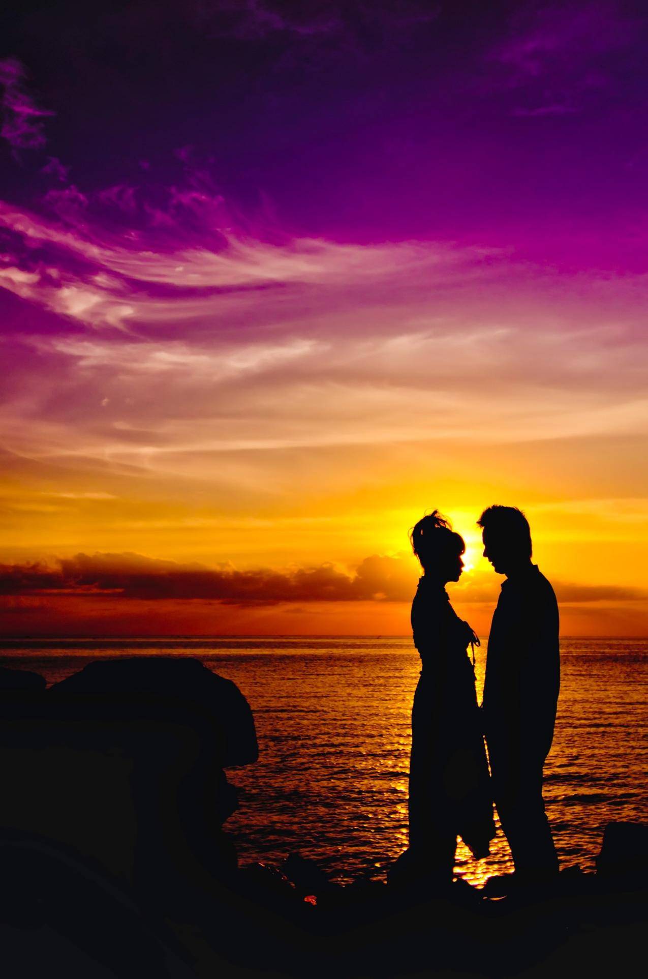海边夕阳云彩,海边的浪漫情侣人物剪影图片