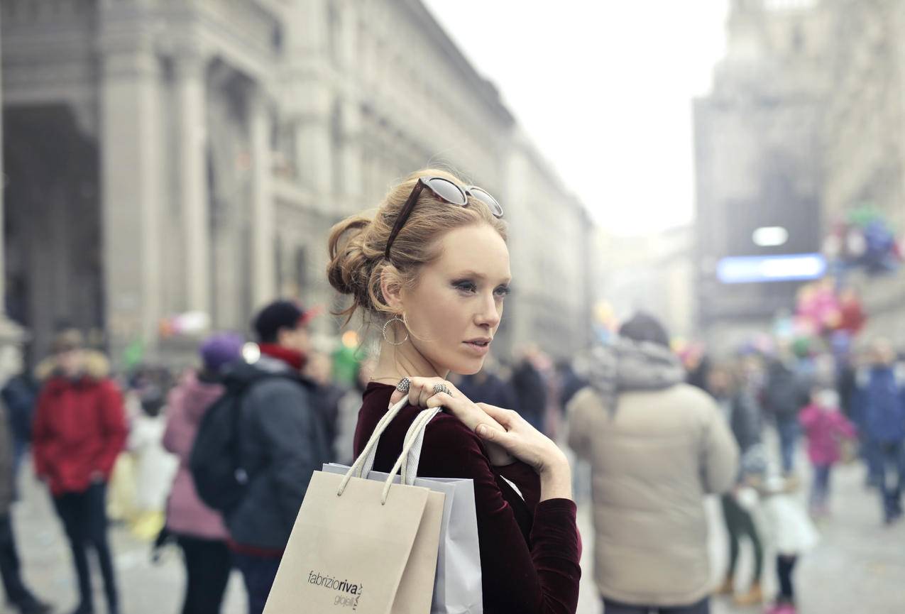 女人穿着栗色长袖上装的棕色和白色纸袋在选择性聚焦摄影