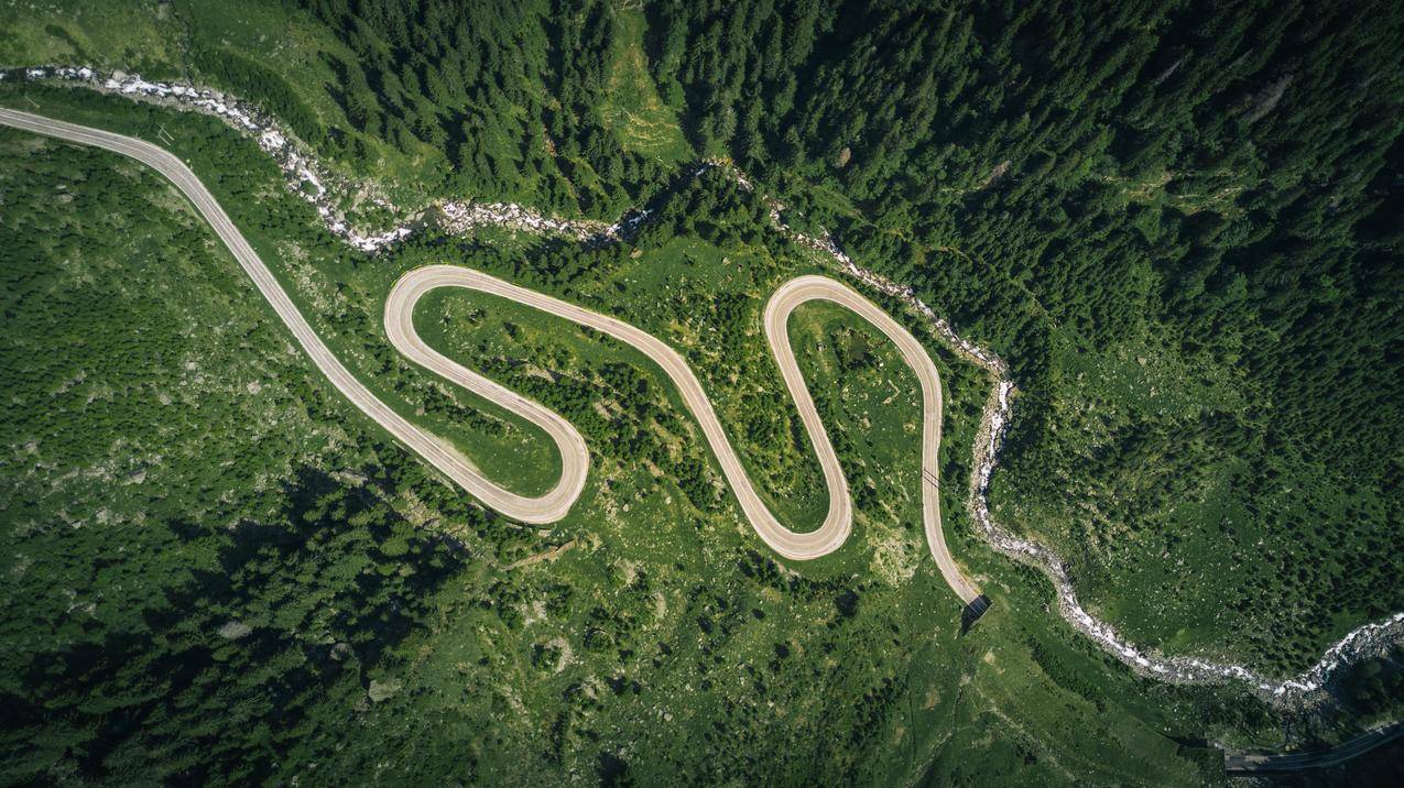航拍山间蜿蜒的公路高清壁纸