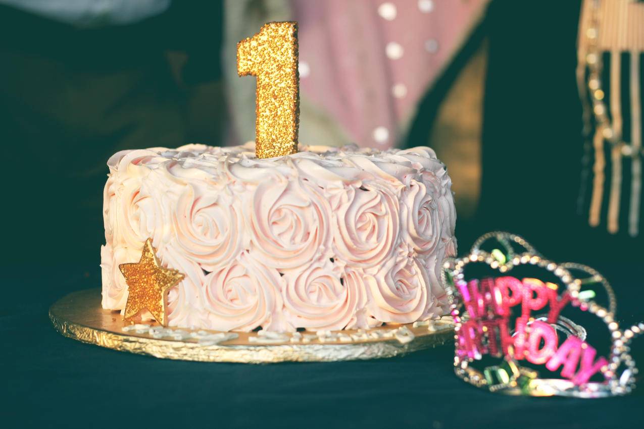 粉红生日蛋糕特写摄影