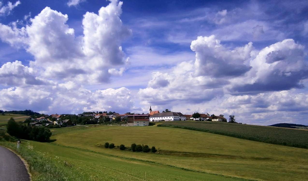 奥地利乡村的蓝天白云草地图片