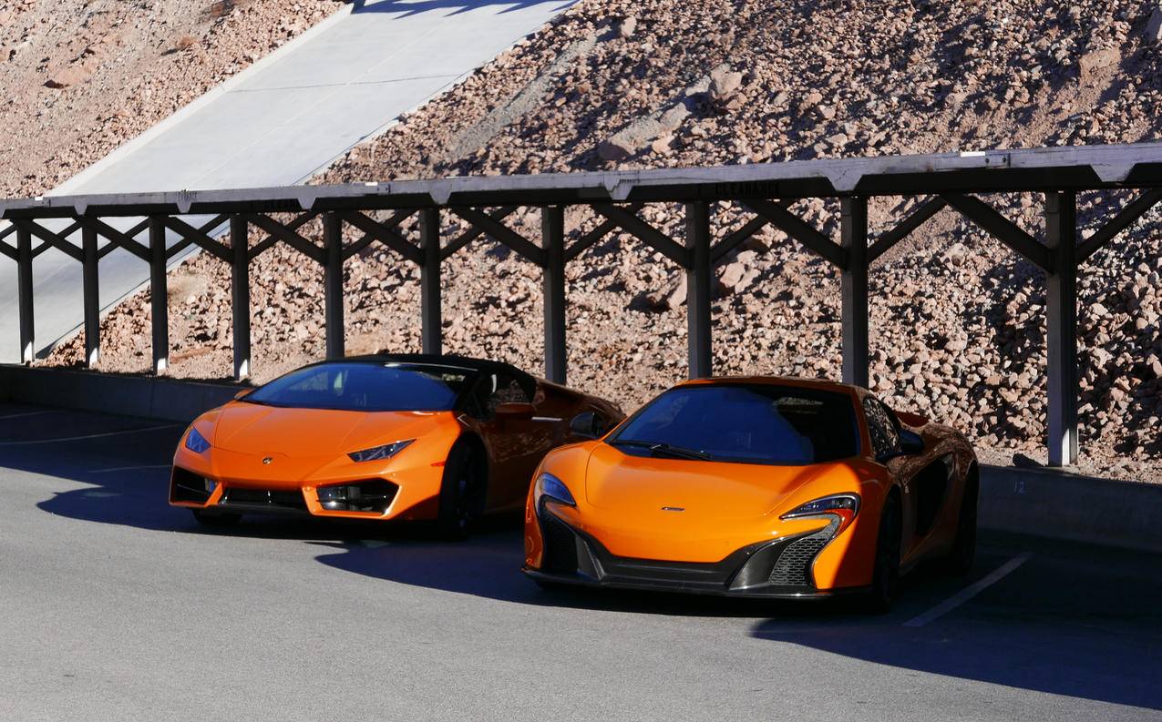 两辆橙色跑车的摄影