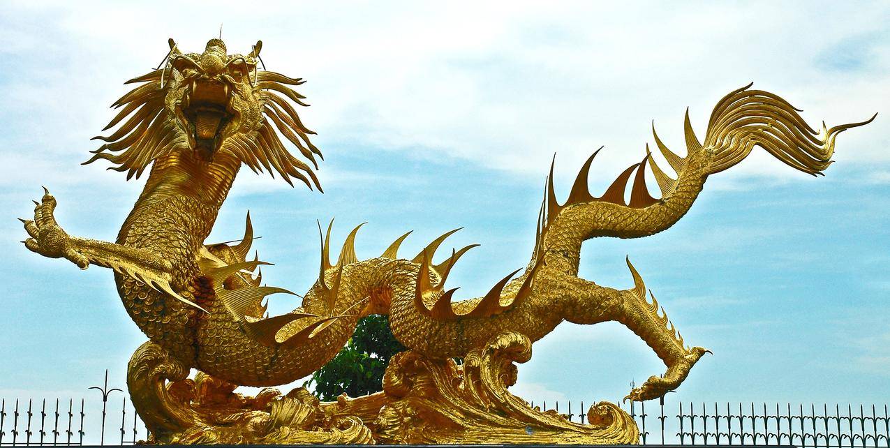 金色的龙的雕塑高清壁纸