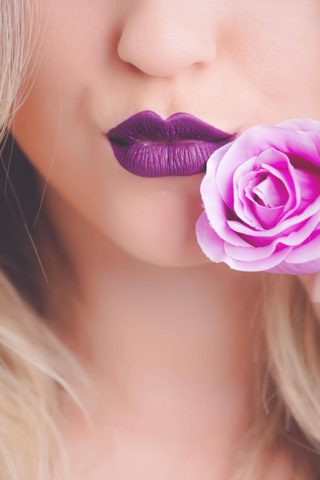 女人脸颊上带着粉红玫瑰紫色口红