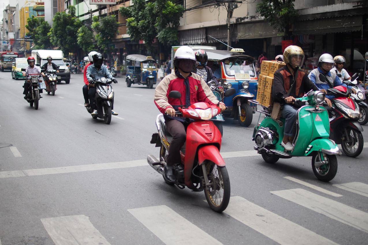 泰国曼谷的城市交通摩托车