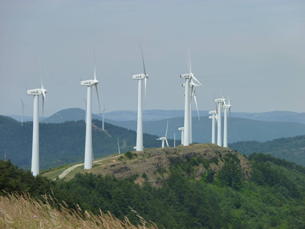 山顶上的风力发电风车的图片
