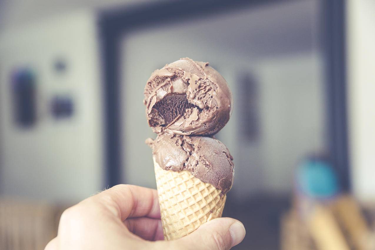 甜冰淇淋中的巧克力冰淇淋