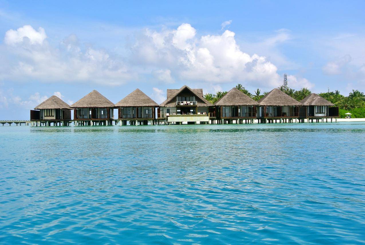马尔代夫海上度假村的茅草屋图片