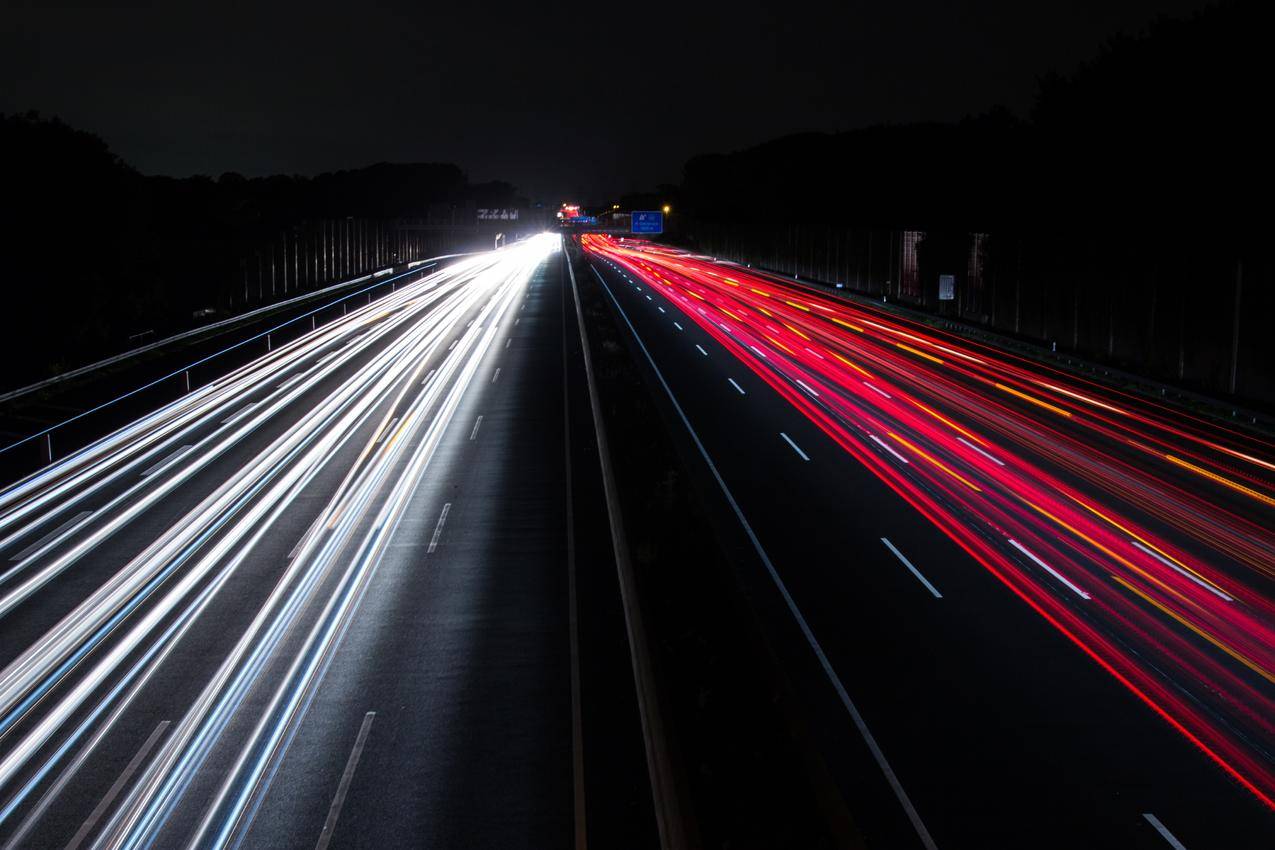 夜间公路上的轻轨