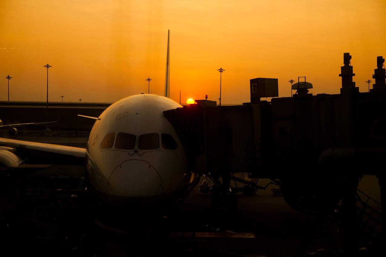 日落时机场飞机侧影