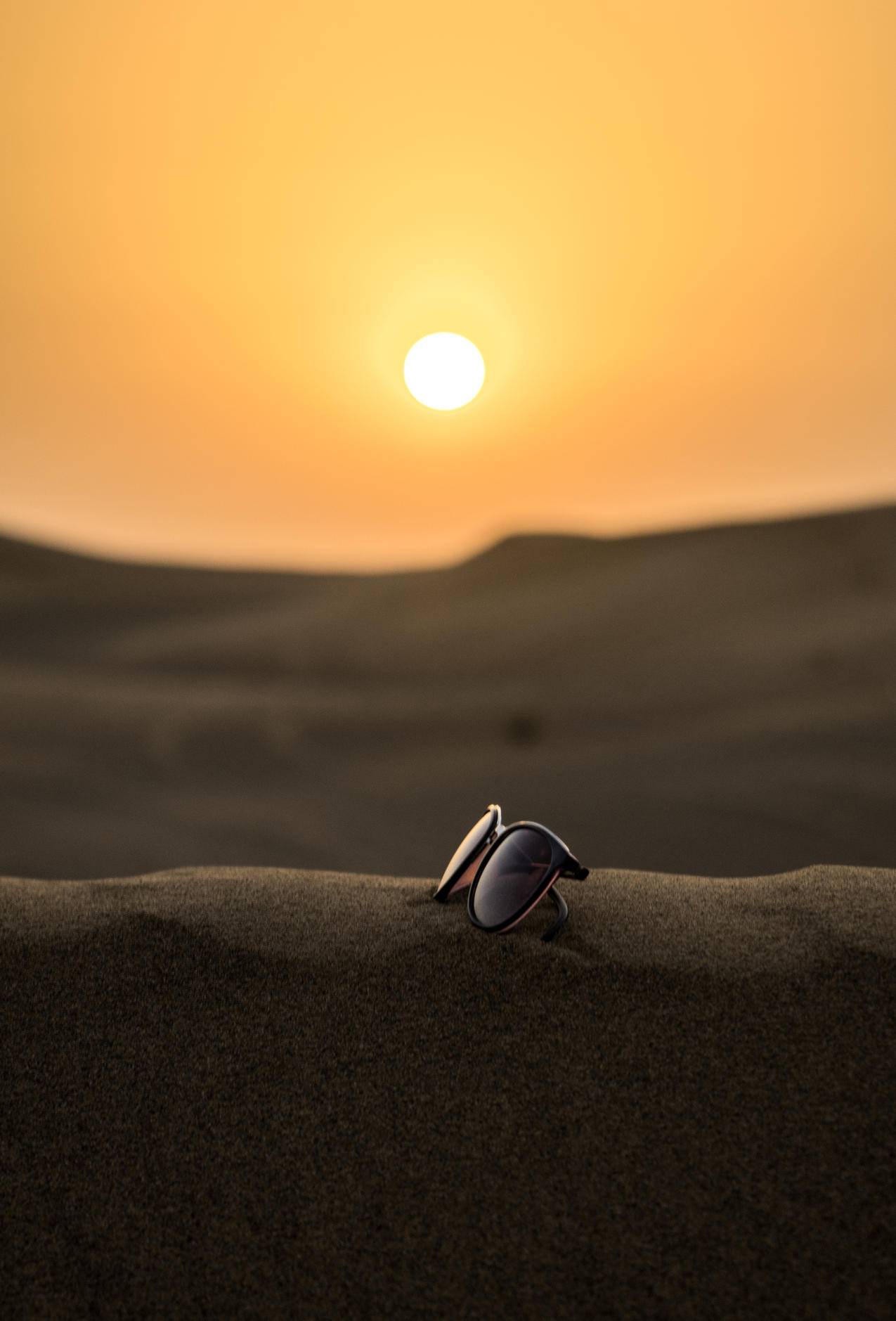 风沙太阳镜在沙地倾斜镜头摄影中的应用