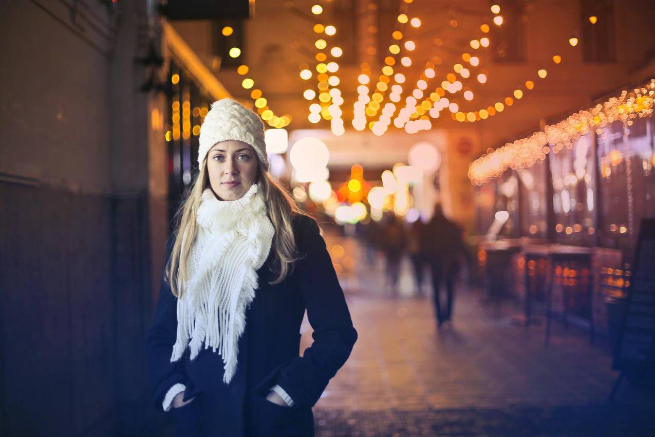 穿着黑色长袖衫的女人和White,Scarf