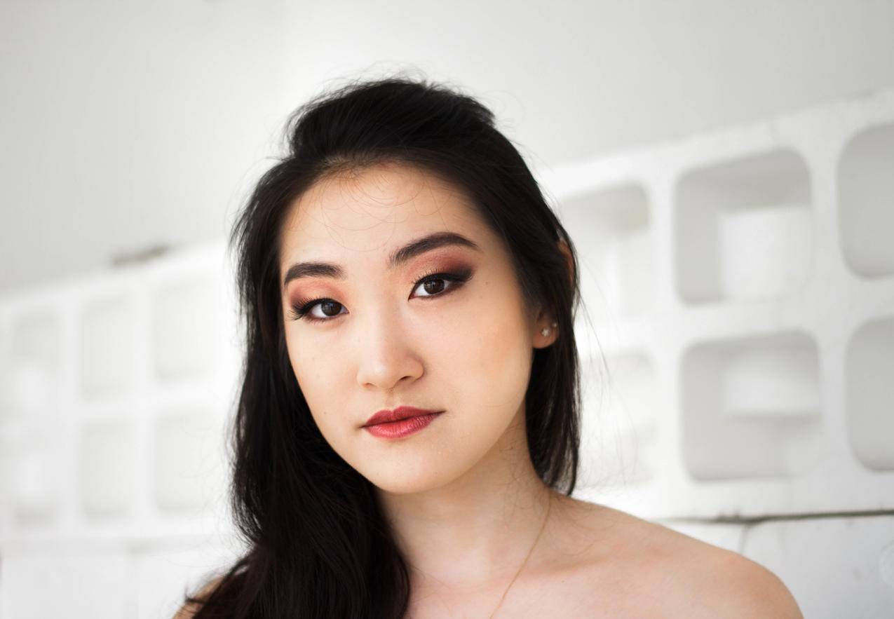 墙上挂着项链的女人
