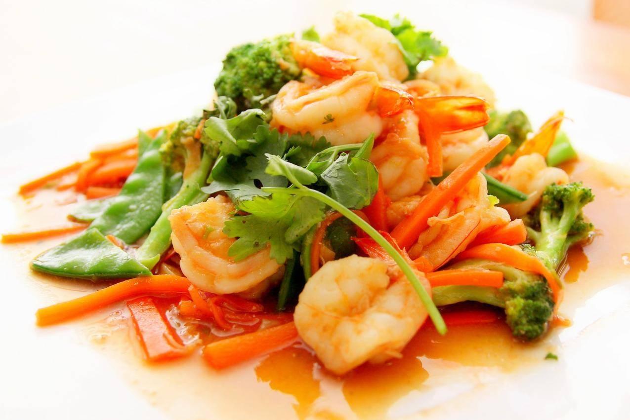花椰菜虾和胡萝卜托盘上的食物