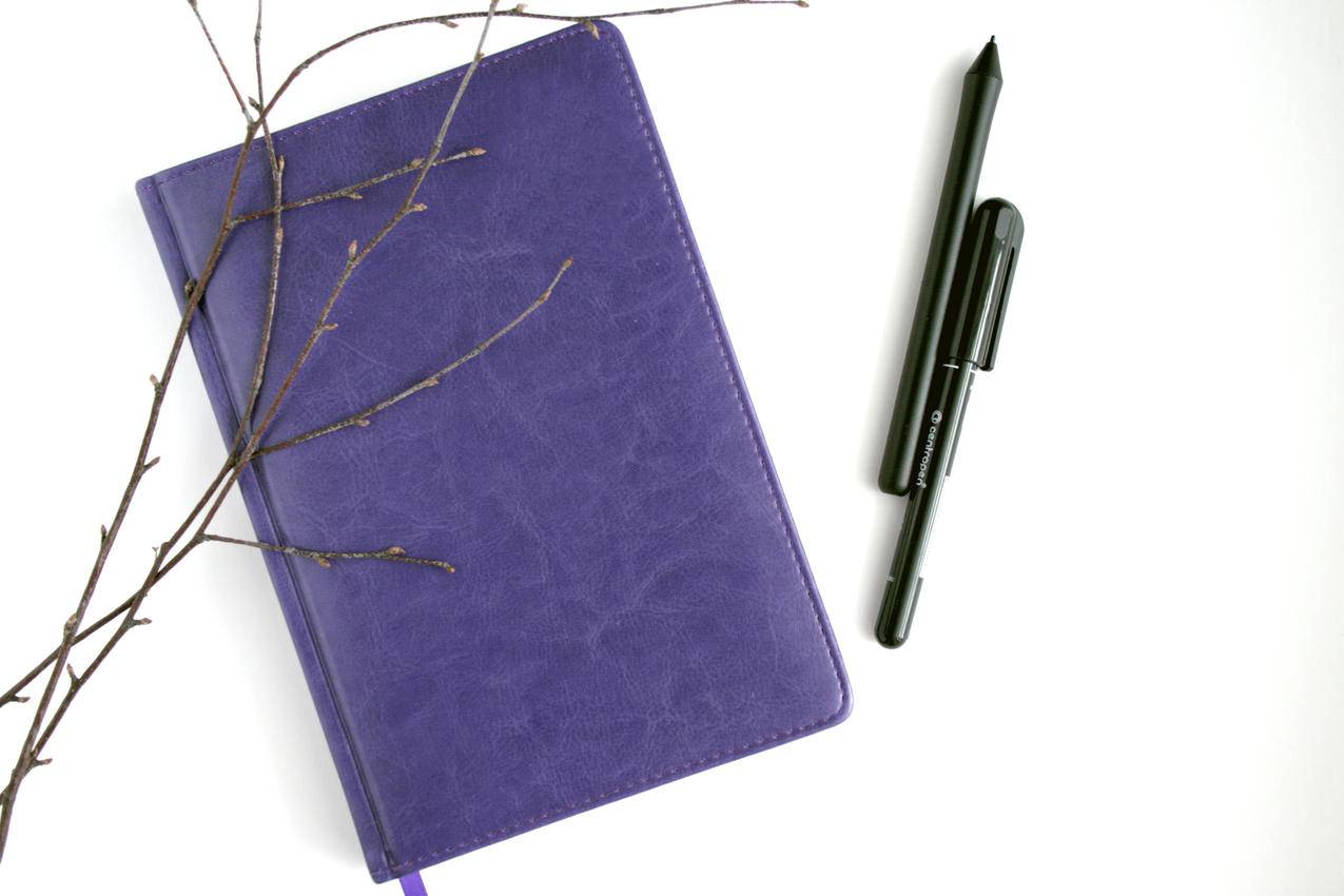 紫色皮革笔记本,Black,Pen和Brown,Branches