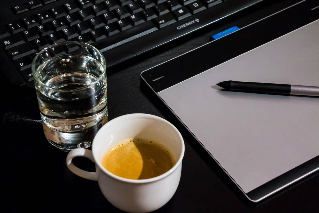 咖啡,杯子,桌子,手提电脑cc0可商用高清图片