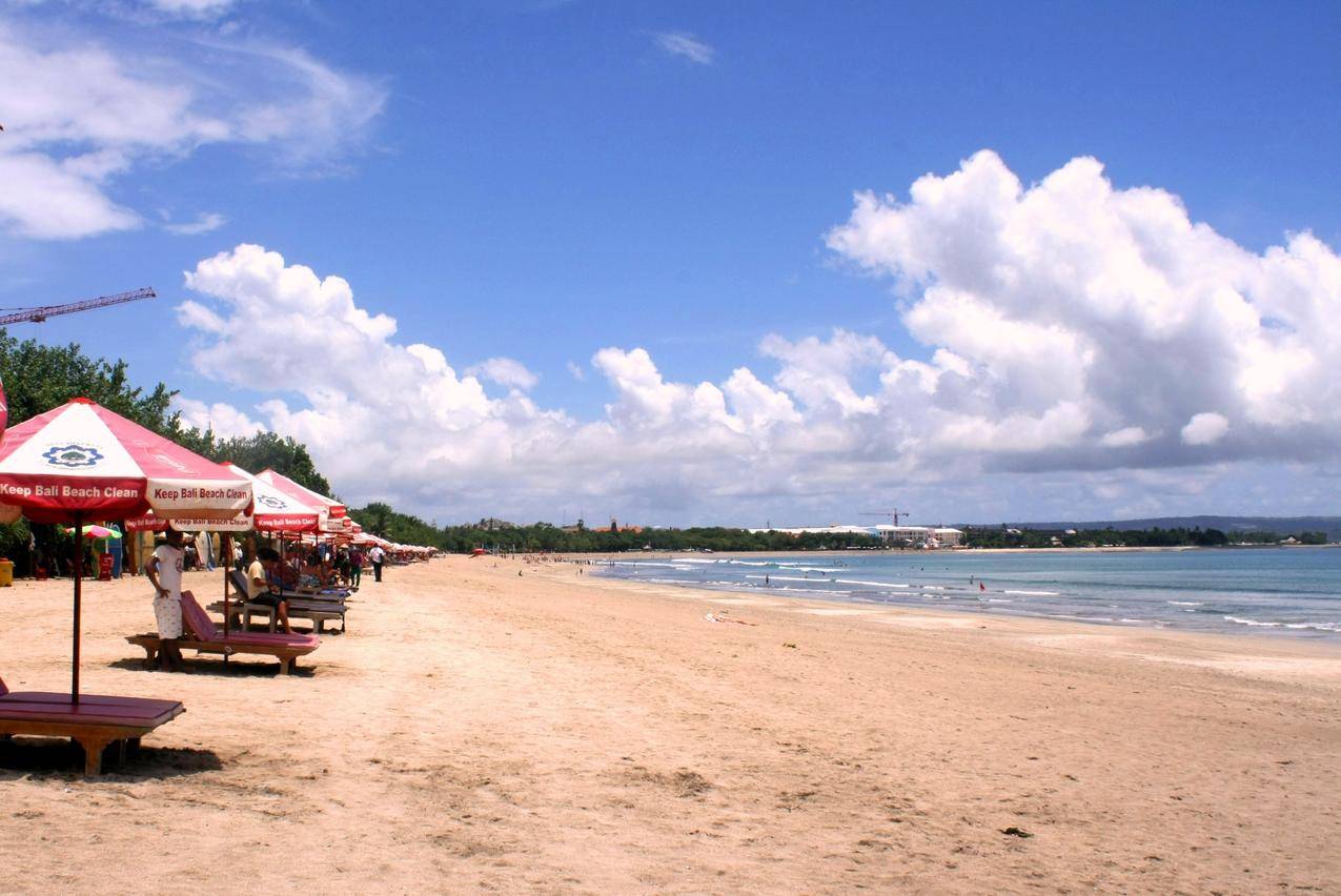 印度尼西亚的蓝天白云海滩风景