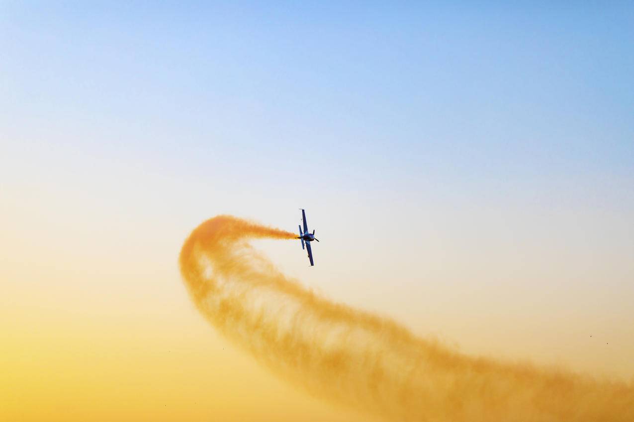 天空中的黑色飞机