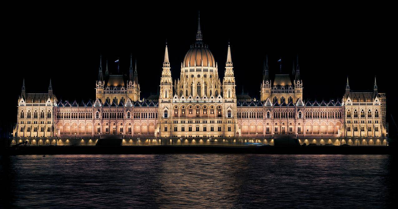 匈牙利国会大厦建筑夜景
