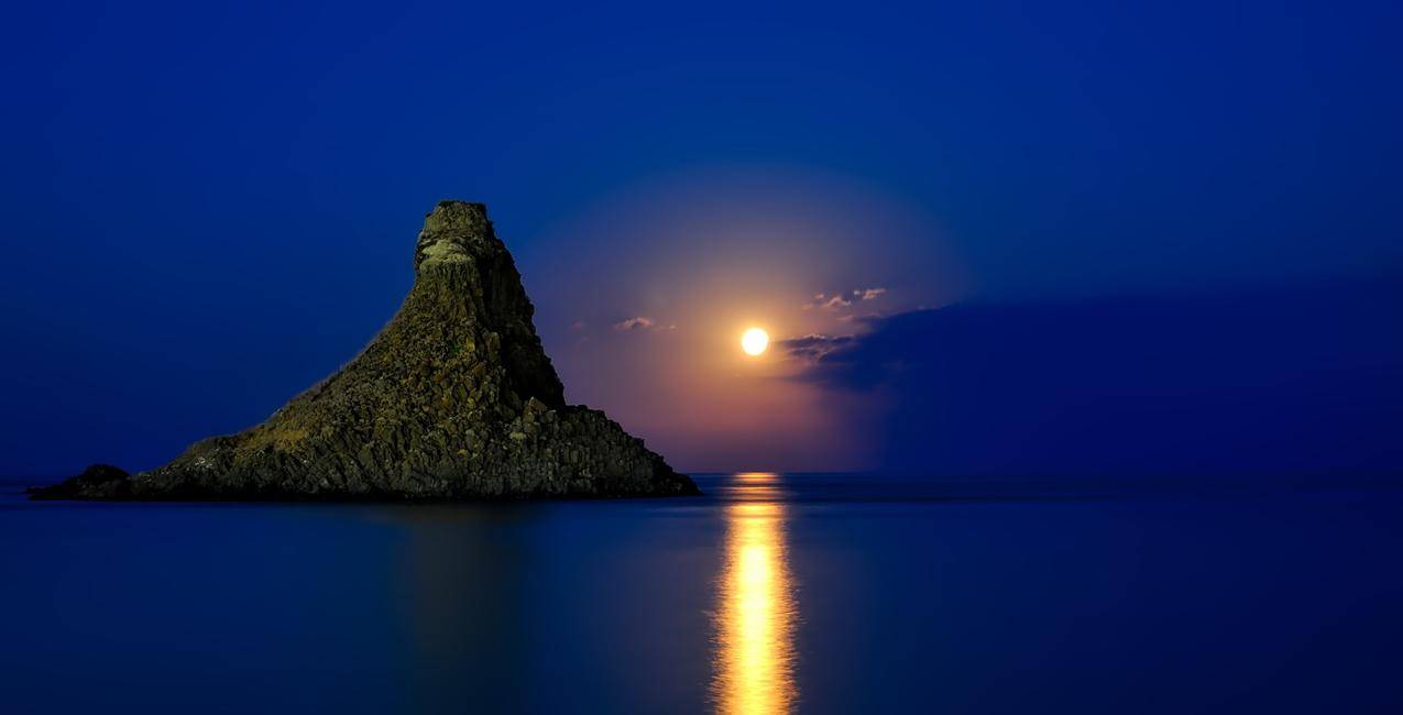 岩石的形成是在海上的黎明