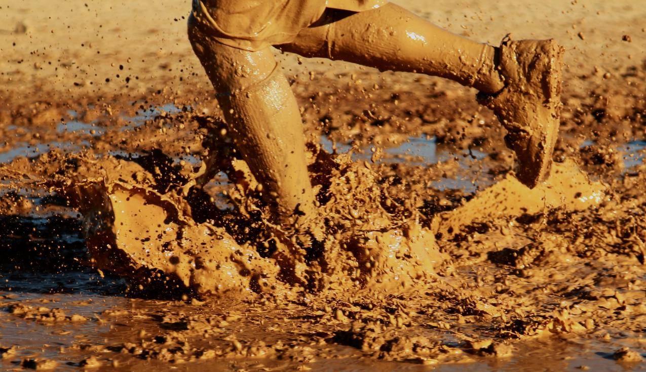 在泥泞中奔跑的励志图片