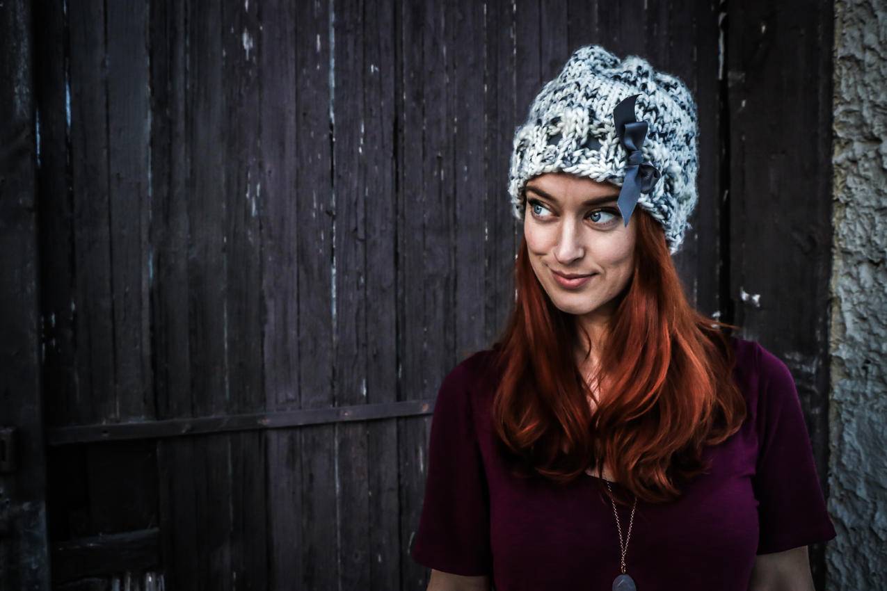 女人穿着短袖衬衫和栗色的White和Grey,Knit,Cap