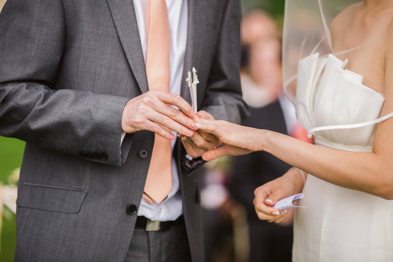 新郎把结婚戒指放在新娘身上的高清大图