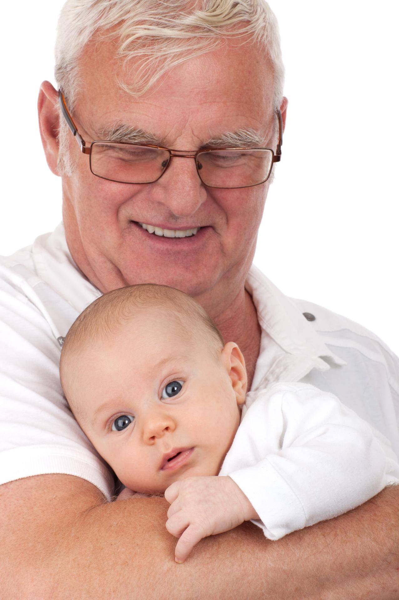 戴着黑色眼镜的男人抱着一个婴儿